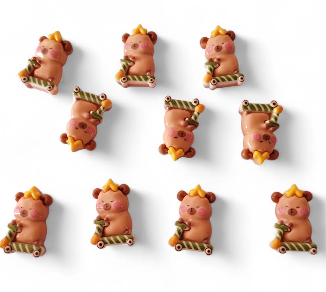 DIJE CAPIBARA MONOPATIN UNIDAD