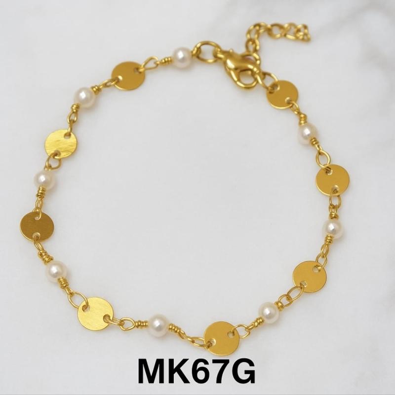 Pulsera dorada con dijes MK67G