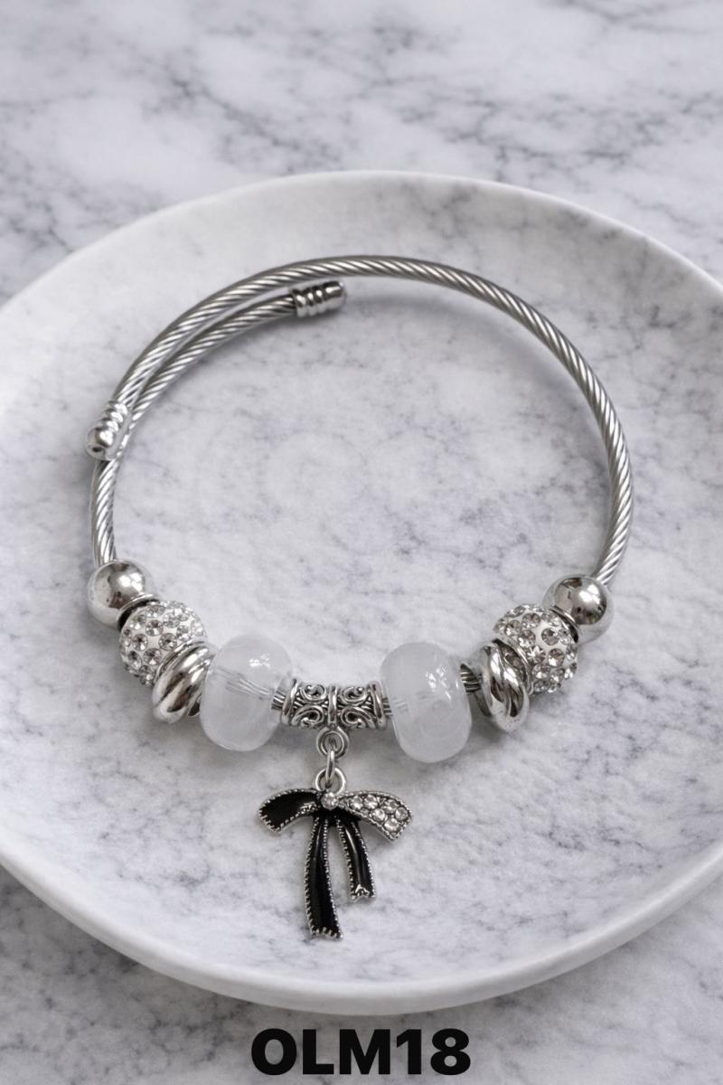 Pulsera con dijes OLM18