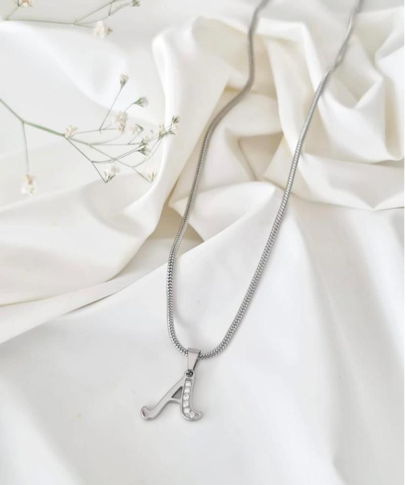 Dije letra con brillo SOHO KD01