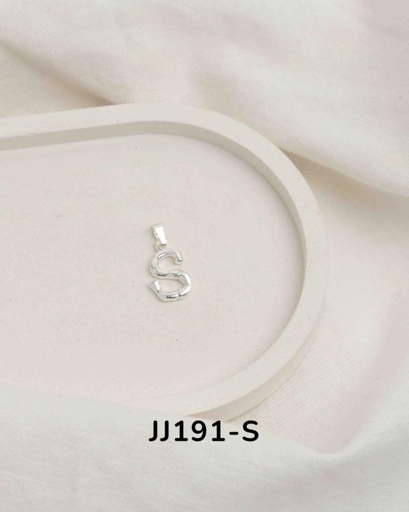 Dije inicial en acero blanco JJ191