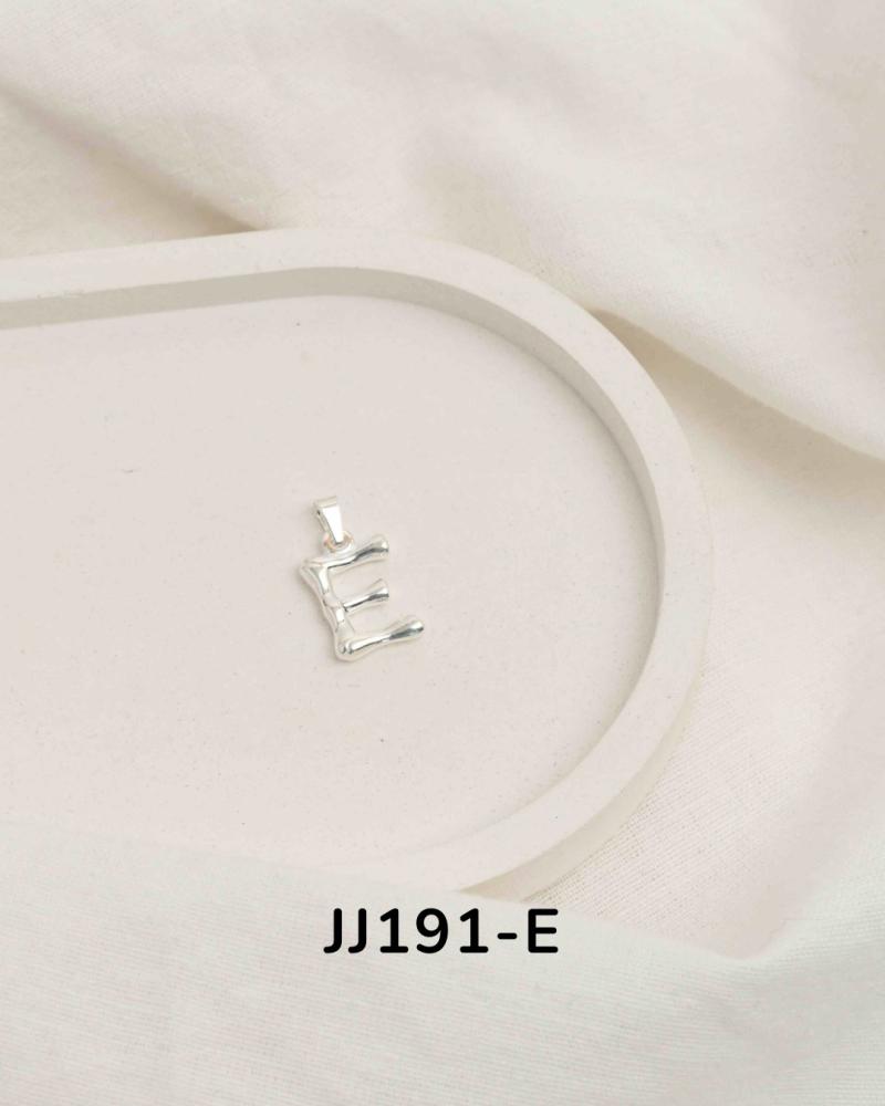 Dije inicial en acero blanco JJ191