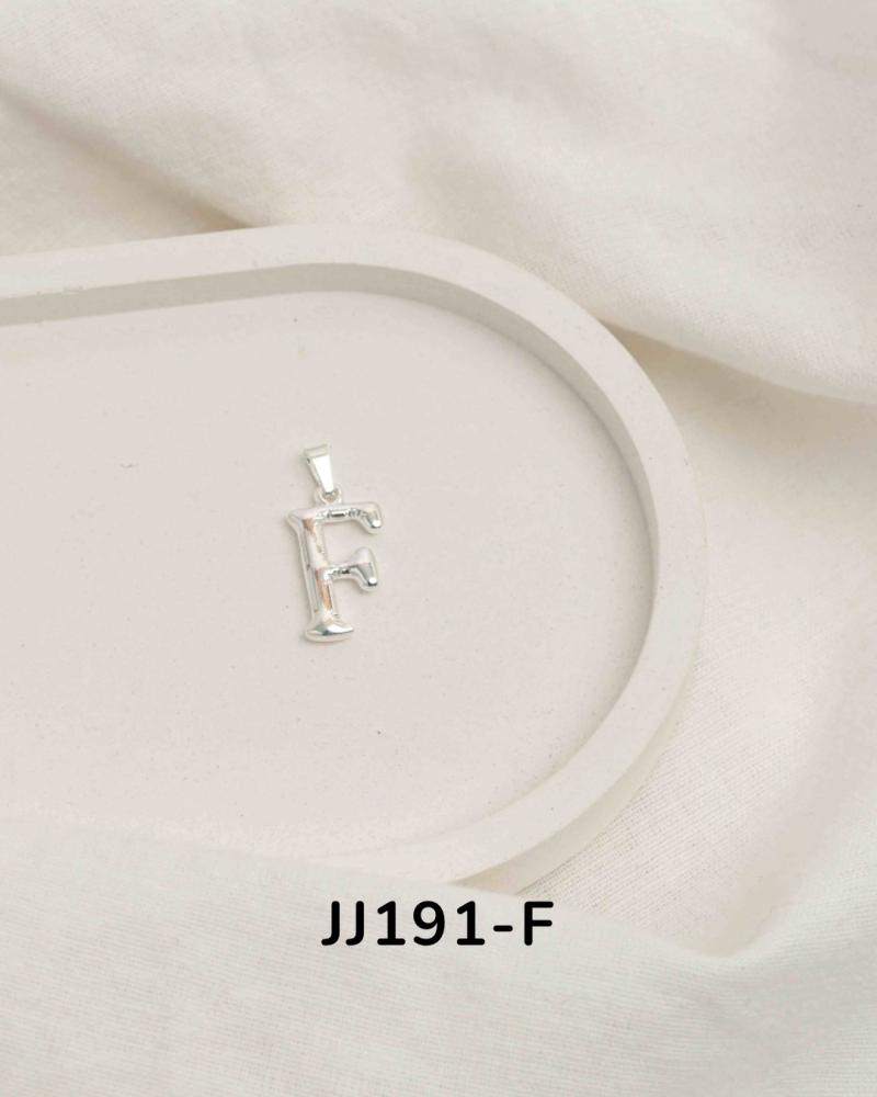 Dije inicial en acero blanco JJ191