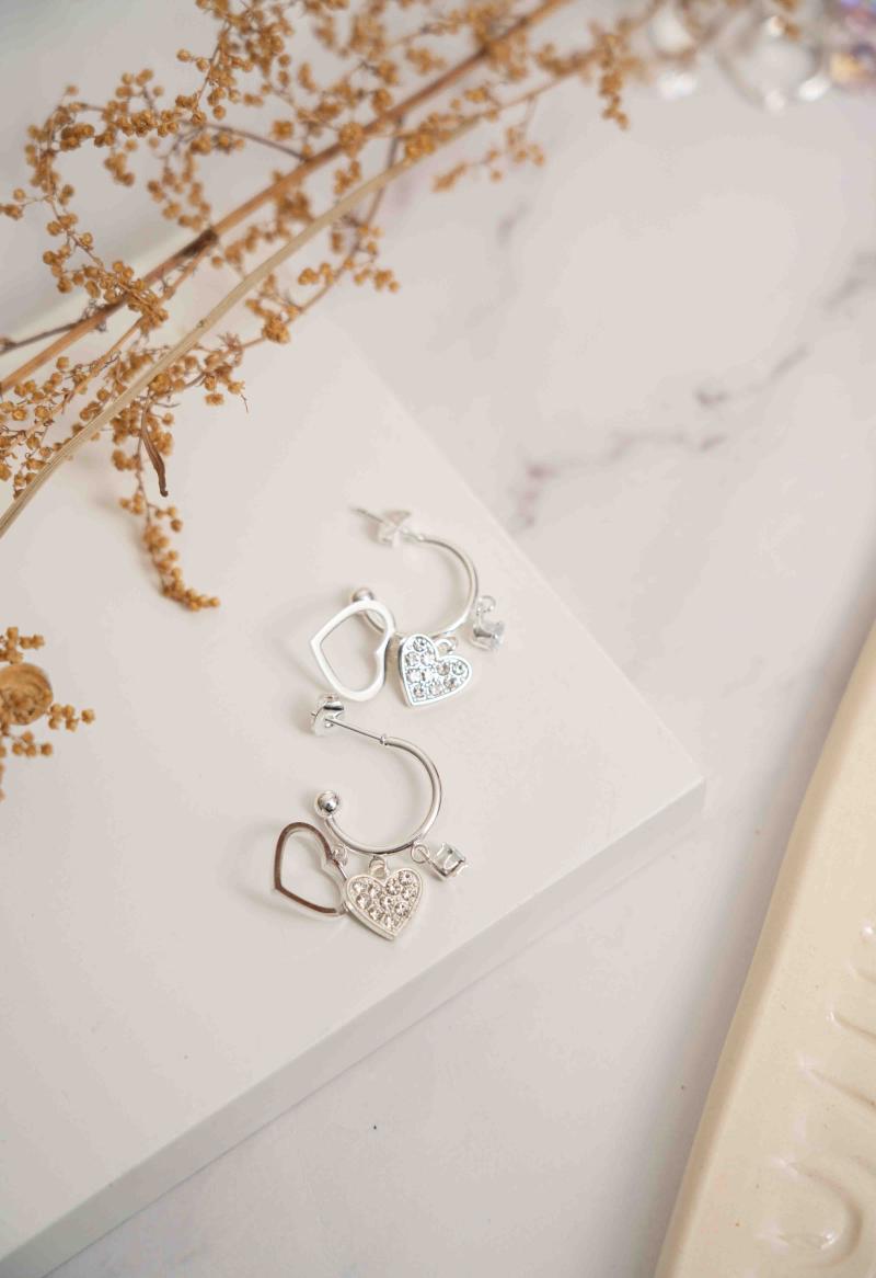 Aro con dijes en acero blanco JJ33