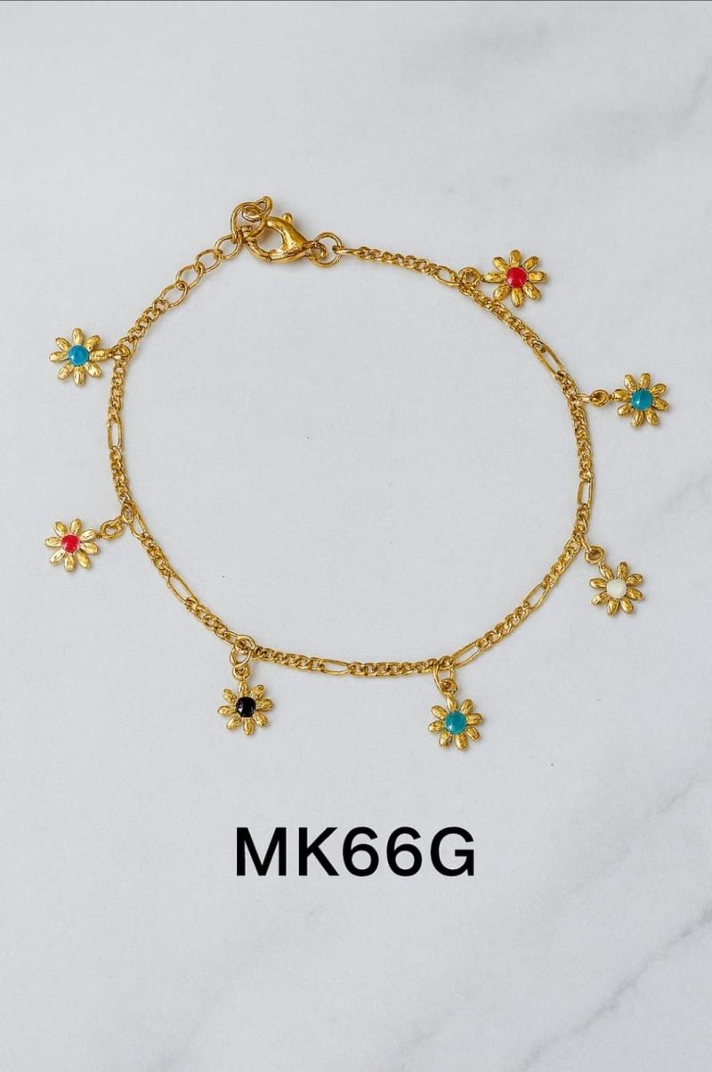 Pulsera dorada con dijes MK66G