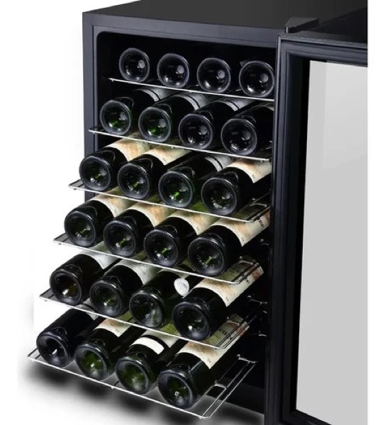 Interior de cava Philco PHCAV028N con bandejas removibles