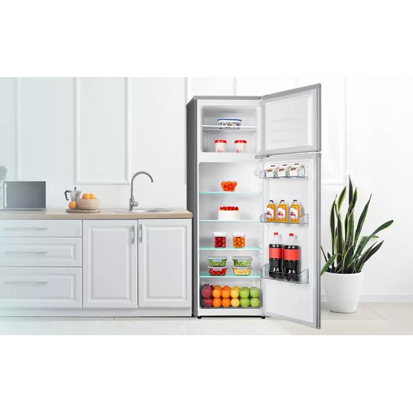 Heladera Hisense RT240N1ESA abierta en una cocina