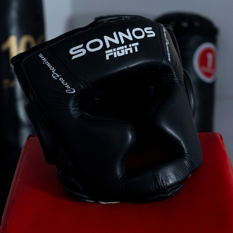 Cabezal de Boxeo SONNOS de Cuero Negro con Protección de Pómulo y Mentón