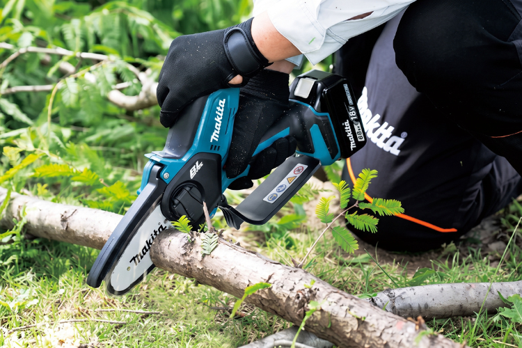 Motosierra Inalámbrica de Mano Makita DUC101Z01 18V LXT con Batería y Cargador
