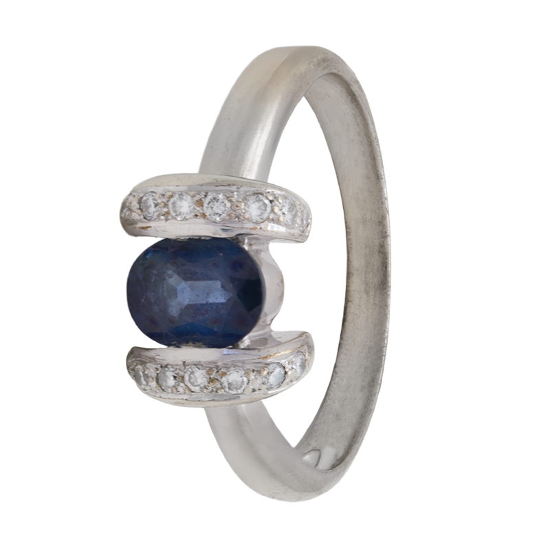 ANILLO CON ZAFIRO CENTRAL Y BRILLANTES A LOS LADOS, ORO BLANCO - 18 KTS.