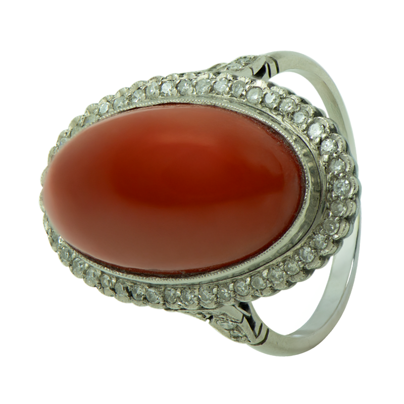 ANILLO CON CORAL CENTRAL Y BRILLANTES - 18 KTS.