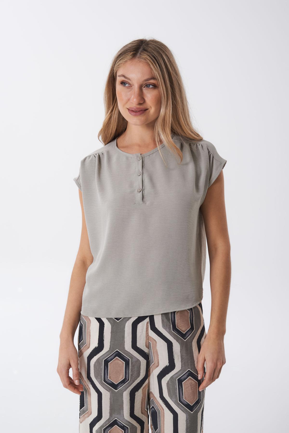 Blusa Poppy. Cey liso c/boton sin manga. Art 3033