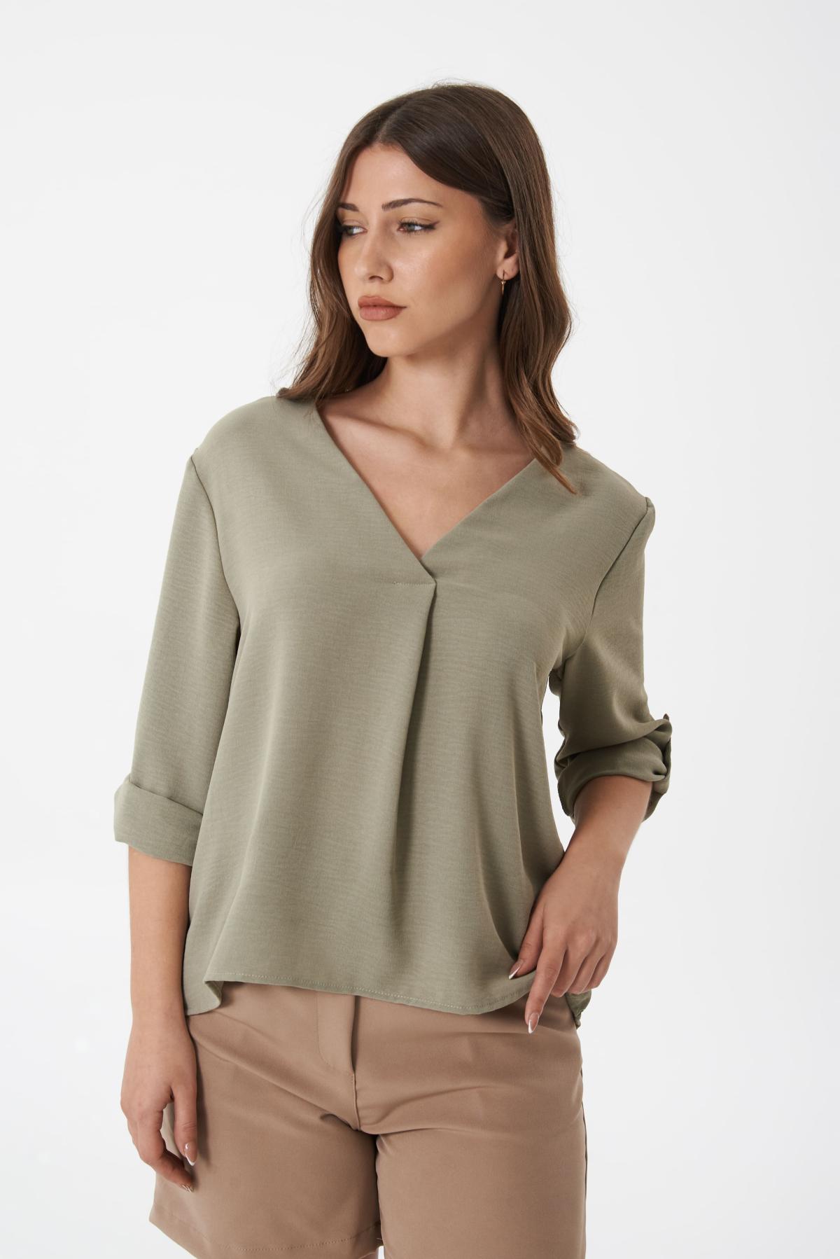 Blusa Lyria.Cey liso c/pinza en cuello mangas 3/4 c/botón Art.3011