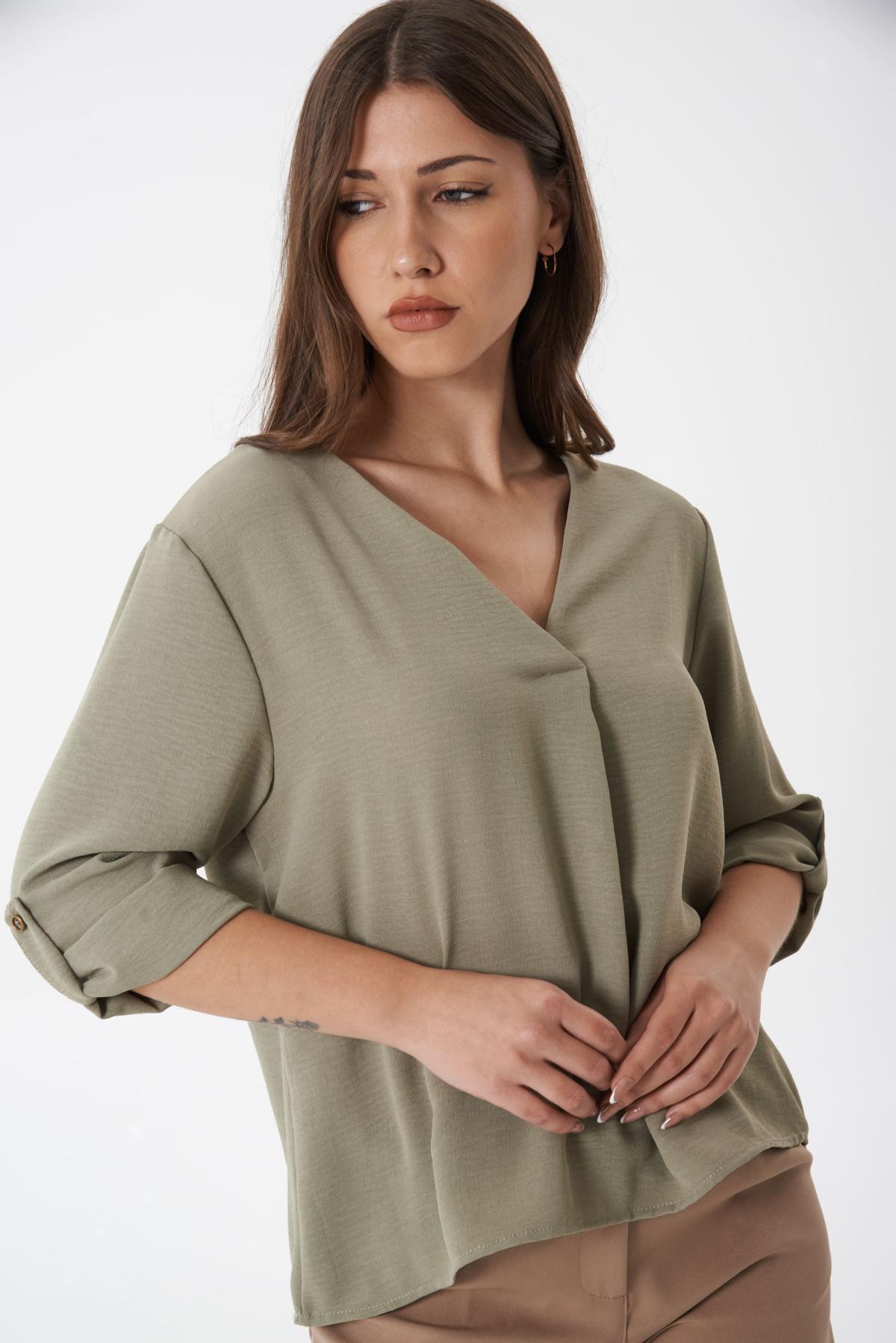 Blusa Lyria.Cey liso c/pinza en cuello mangas 3/4 c/botón Art.3011