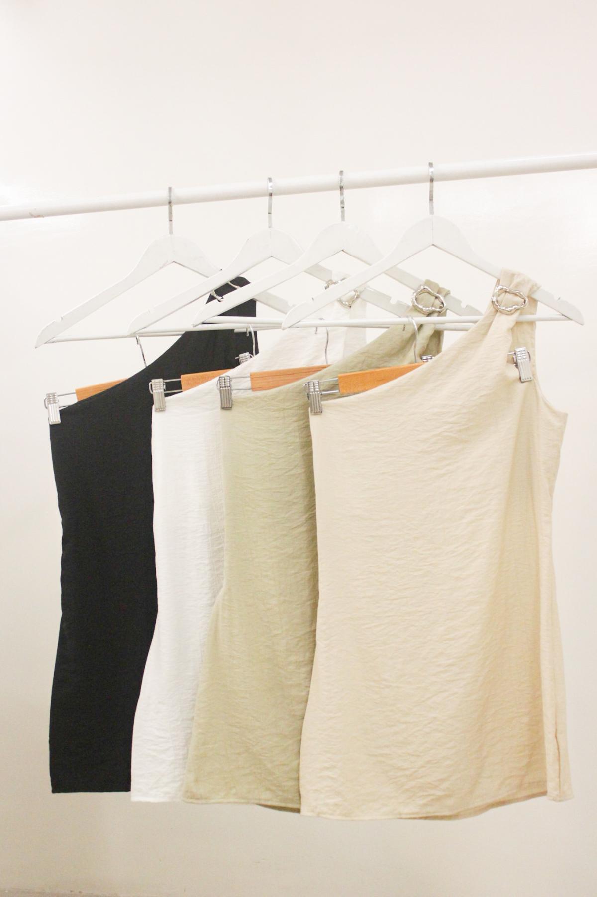 Vestido Mireth.Arrugadita un hombro c/ hebilla y cierre al costado art.30133