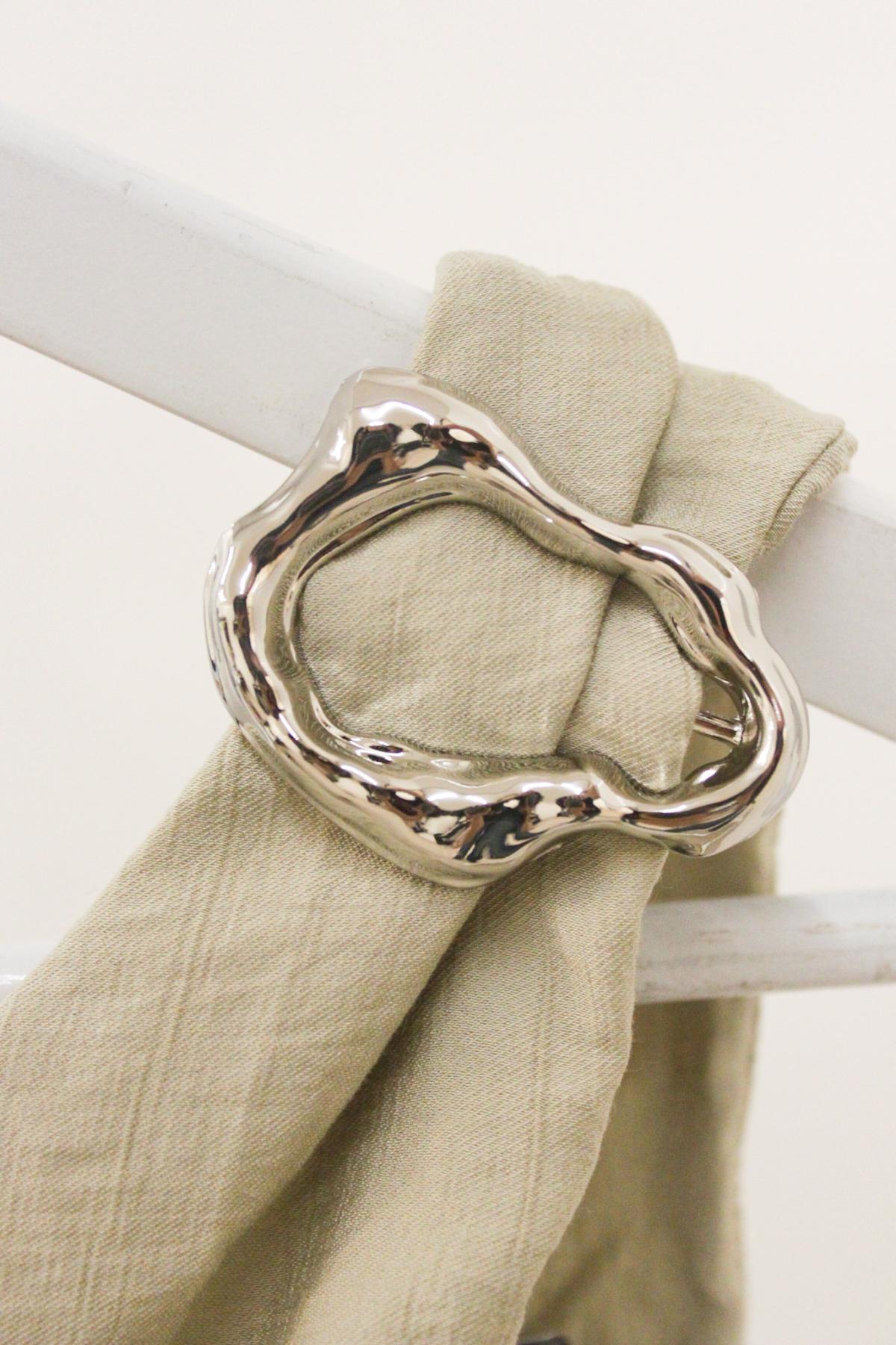 Vestido Mireth.Arrugadita un hombro c/ hebilla y cierre al costado art.30133