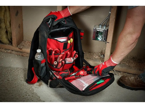 Mochila Para Herramientas Milwaukee 22 Bolsillos 48-22-8202 Color Negro