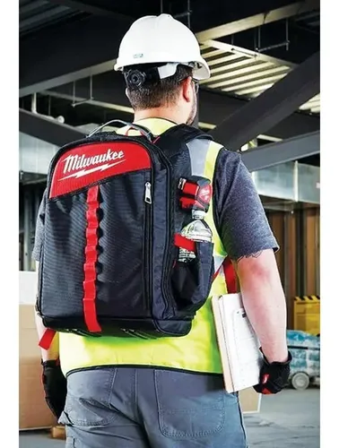 Mochila Para Herramientas Milwaukee 22 Bolsillos 48-22-8202 Color Negro