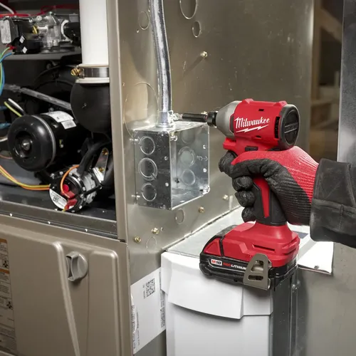 Atornillador De Impacto Milwaukee 3650-20 Encas. 1/4 Sin Bat Rojo 3600