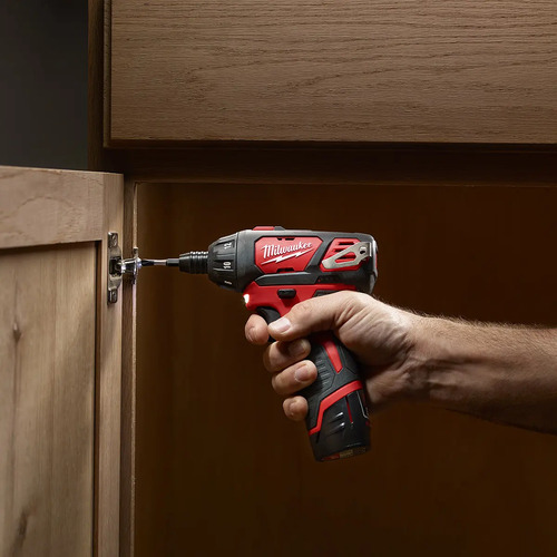 Atornillador Milwaukee 2401-259a + Cargador Y 2 Baterias Rojo 500rpm