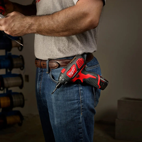 Atornillador Milwaukee 2401-259a + Cargador Y 2 Baterias Rojo 500rpm