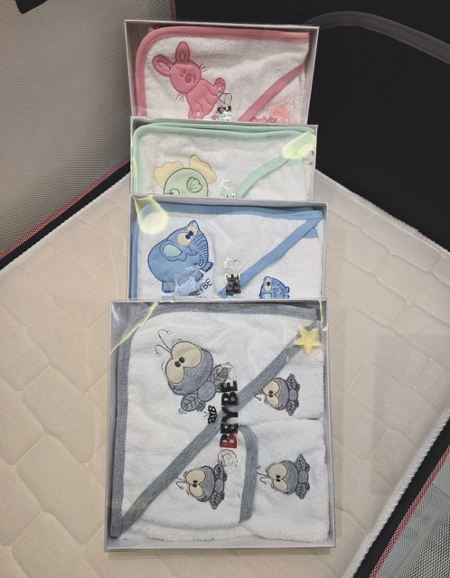 Juego de Bebé - Toallón, Babero, Batita, Manopla y Jaboncito