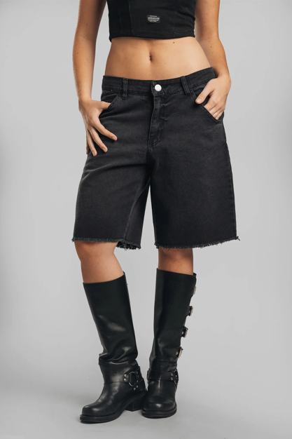 VANCOUVER BERMUDA GIRL V25