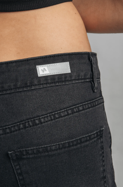 VANCOUVER BERMUDA GIRL V25