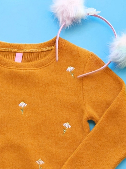 RYM SWEATER MIA CON BORDADO DE FLORES W24