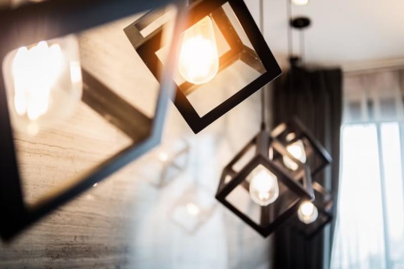 Base con 4 Colgante Cubo Blanco Negro Para LED E27.