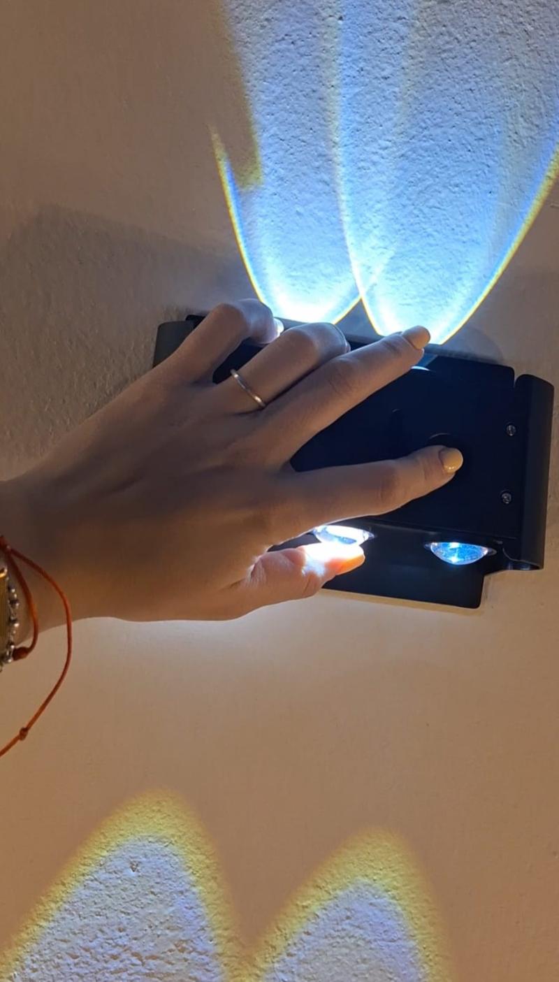 Aplique Bidireccional Solar 2w Led 3 Tonos en 1