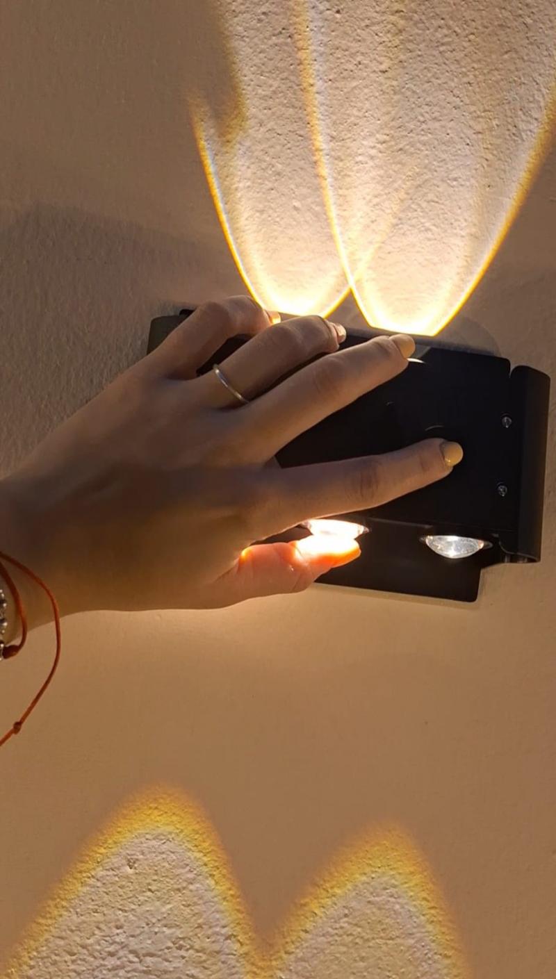 Aplique Bidireccional Solar 2w Led 3 Tonos en 1
