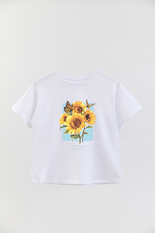 REMERA GIRL OVER A FLOWER BLOOMS