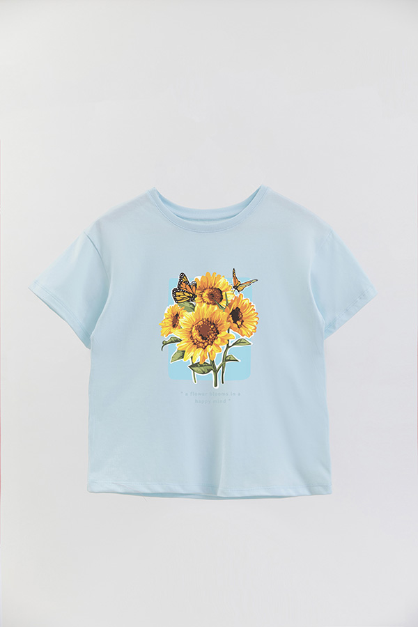 REMERA GIRL OVER A FLOWER BLOOMS
