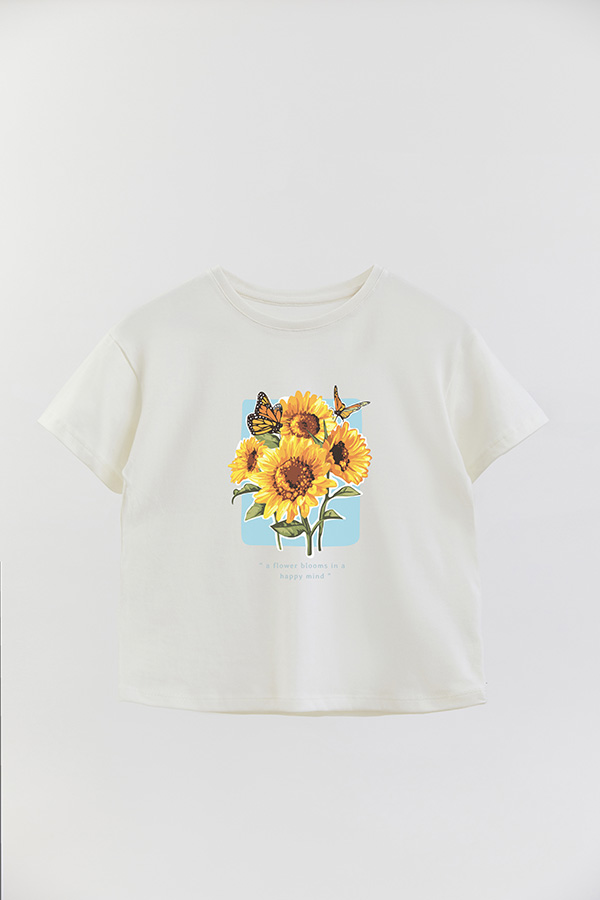 REMERA GIRL OVER A FLOWER BLOOMS