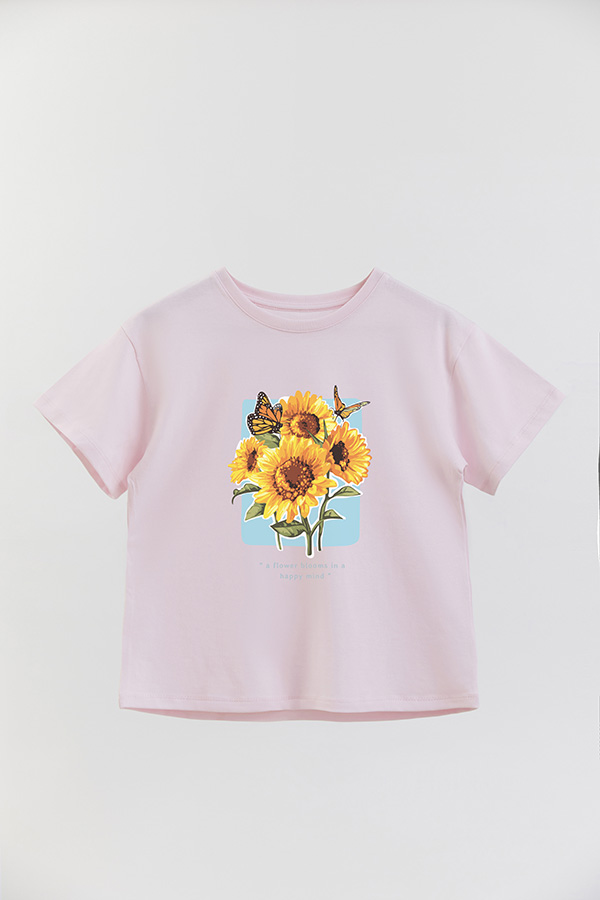 REMERA GIRL OVER A FLOWER BLOOMS