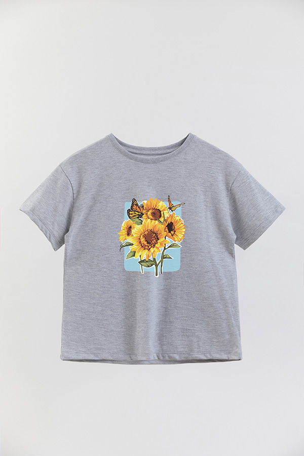 REMERA GIRL OVER A FLOWER BLOOMS