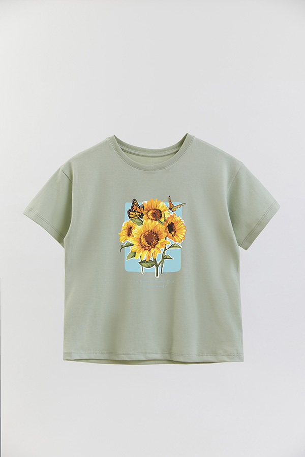 REMERA GIRL OVER A FLOWER BLOOMS