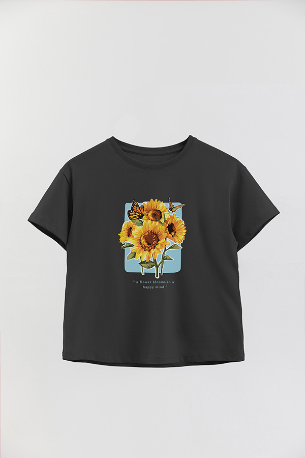 REMERA GIRL OVER A FLOWER BLOOMS