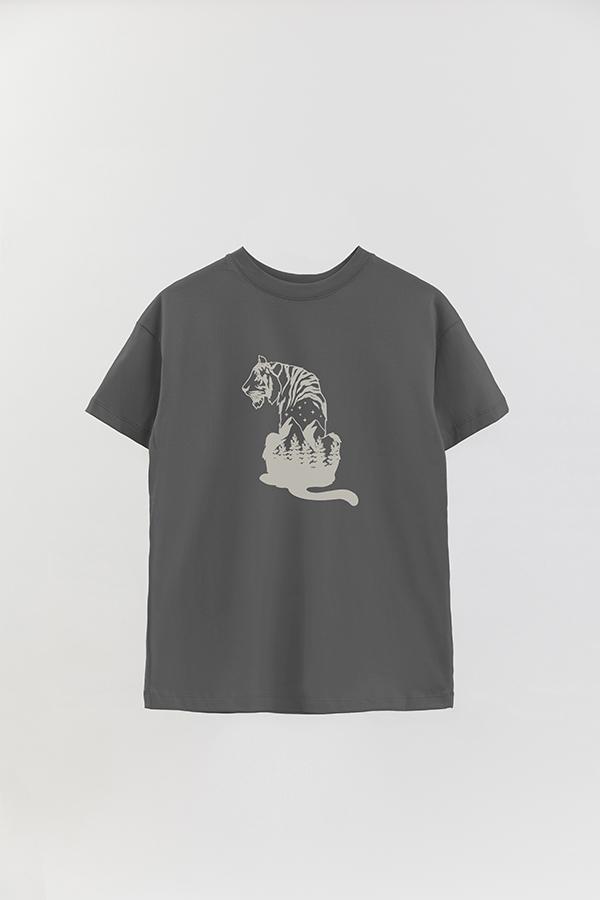 REMERA OVER ESTAMPADA TGR TIGER MOUNTAIN