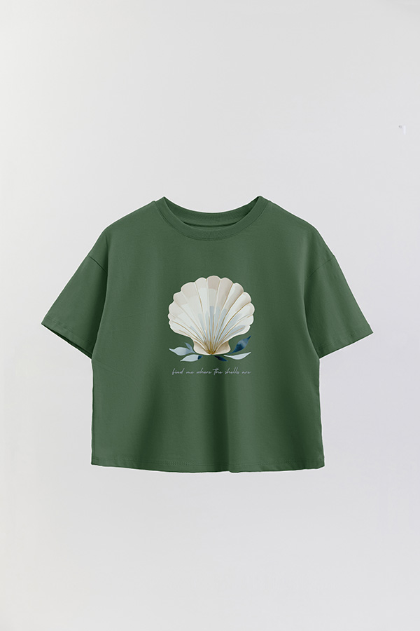 REMERA CROP ESTAMPADA COASTAL FIND ME WHERE THE SHELLS ARE