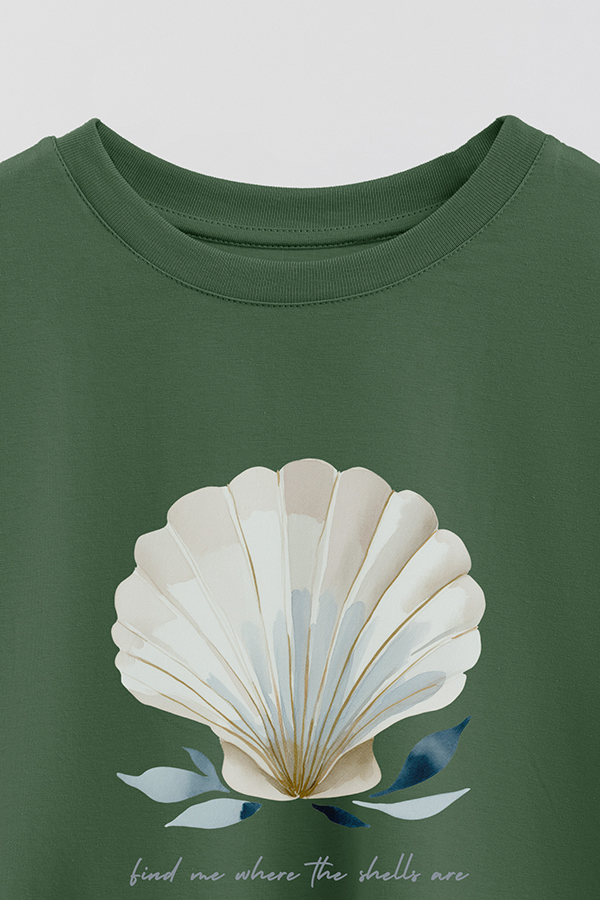 REMERA CROP ESTAMPADA COASTAL FIND ME WHERE THE SHELLS ARE
