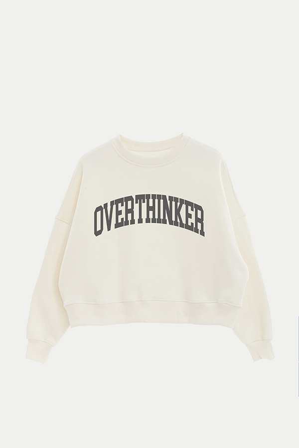 BUZO CROP ESTAMPADO VARSITY OVERTHINKER