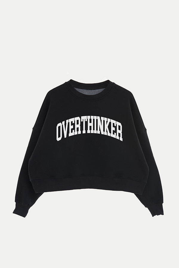 BUZO CROP ESTAMPADO VARSITY OVERTHINKER