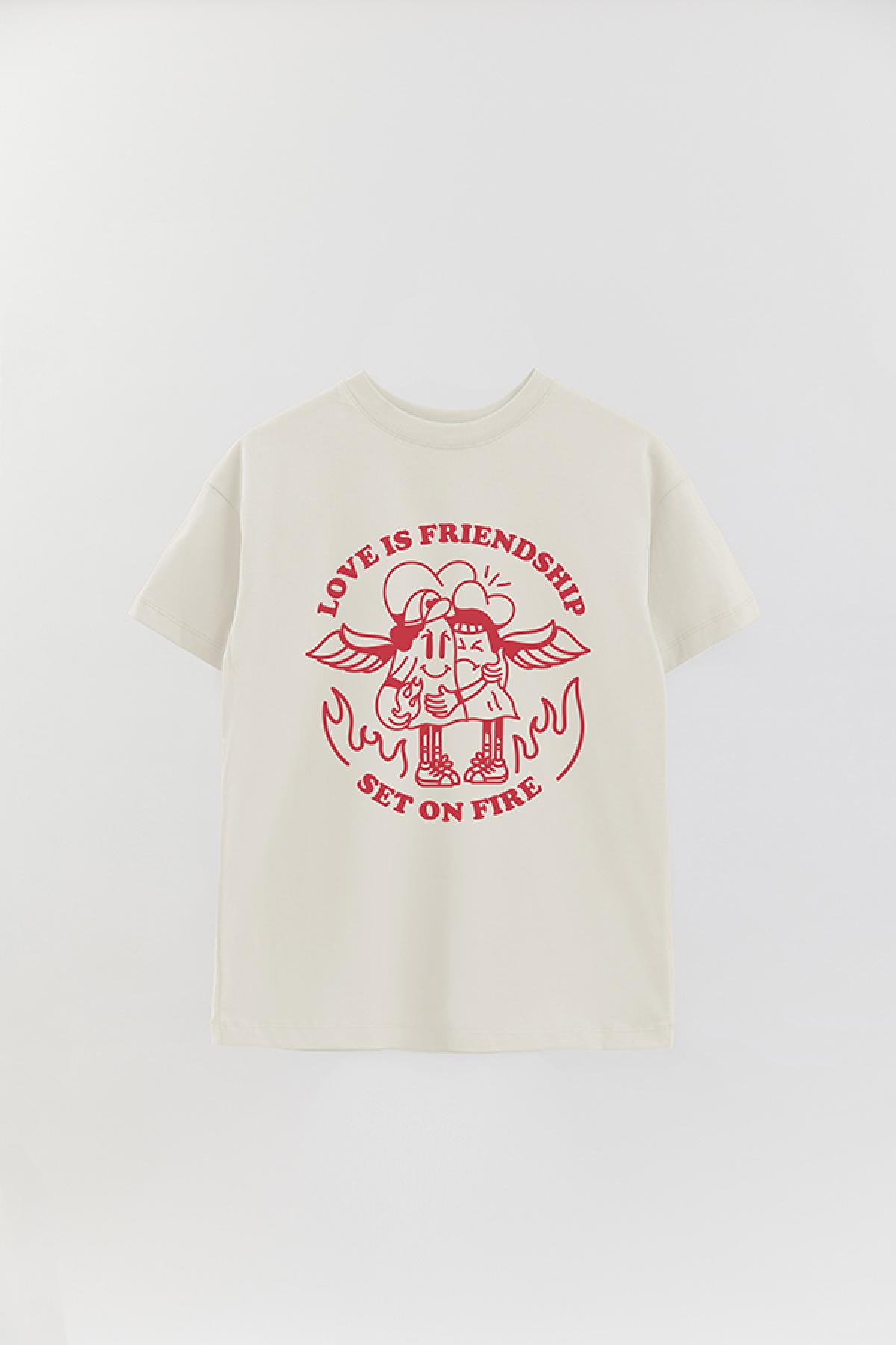 REMERA OVER ESTAMPADA GR LOVE IS FRIENDSHIP ON FIRE