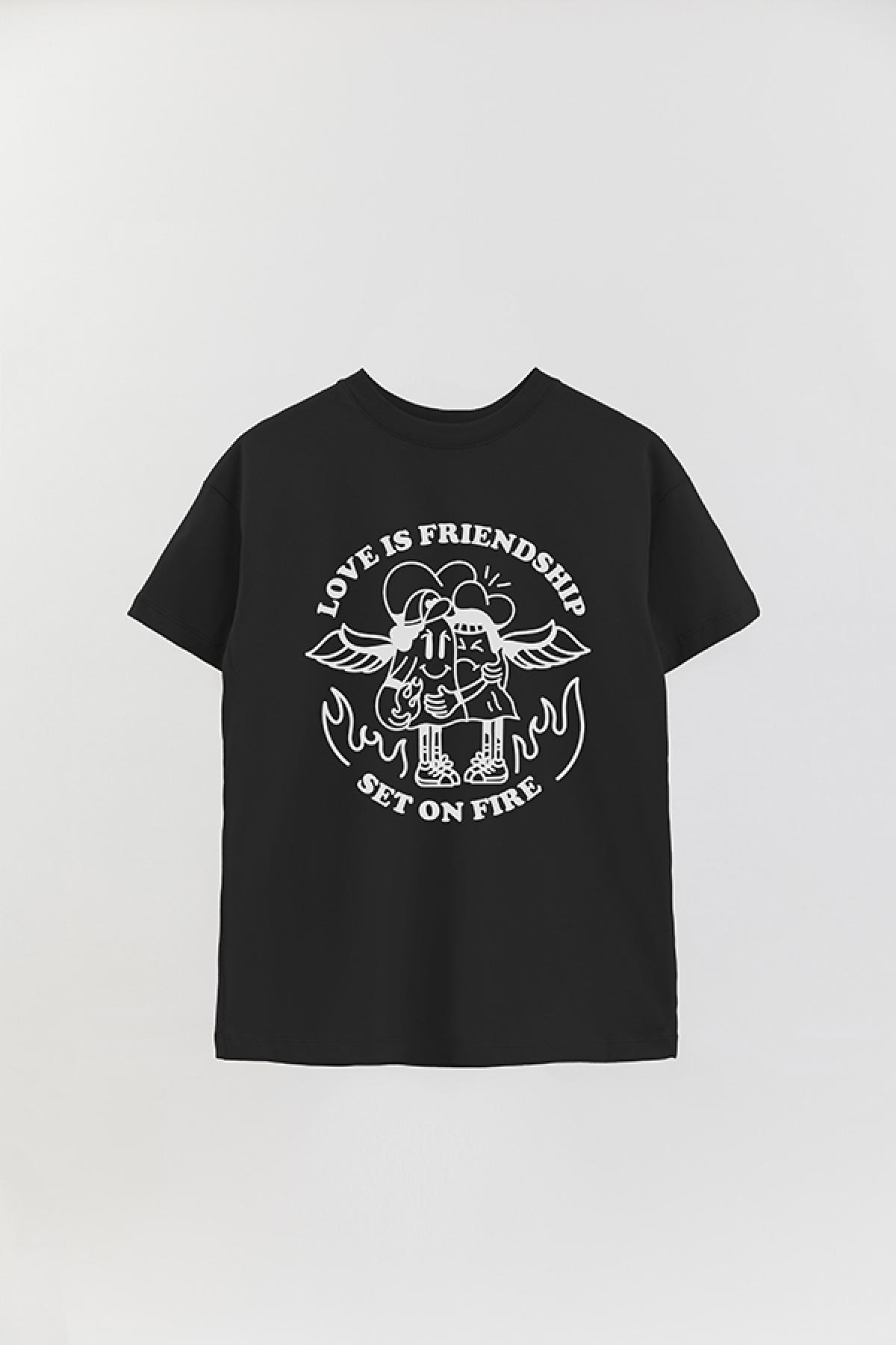 REMERA OVER ESTAMPADA GR LOVE IS FRIENDSHIP ON FIRE