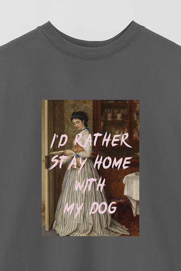 REMERA OVER ESTAMPADA ART COLLECTION 95 I'D RATHER STAY HOME