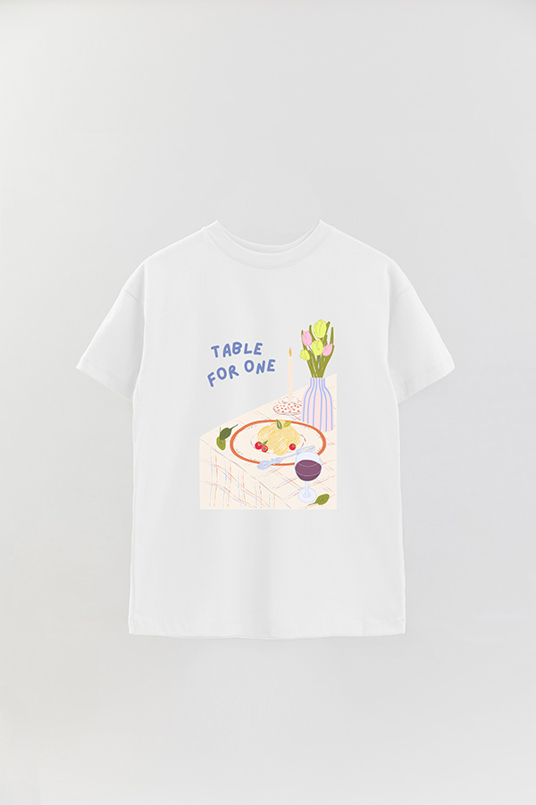 REMERA OVER ESTAMPADA TABLE FOR ONE