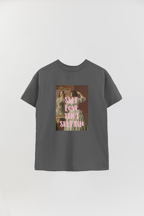 REMERA OVER ESTAMPADA ART COLLECTION 63 SELF LOVE ISN'T SELFISH