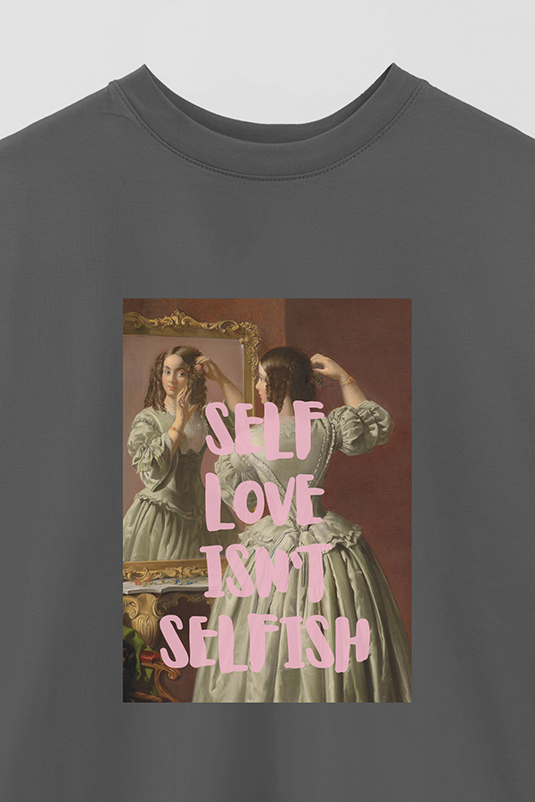 REMERA OVER ESTAMPADA ART COLLECTION 63 SELF LOVE ISN'T SELFISH